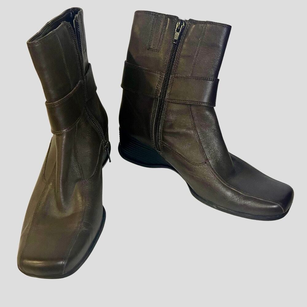 Clarks Women’s Brown Leather Booties Size 6